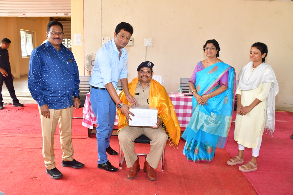 7thBnTSSP's tweet photo. Organised felicitation Ceremony in this Unit in connection with transfer of Sri S.Vishnu Murthy, DSP to #TaskForce, Nizamabad and Smt .C.Hamsarani, AO to #SRP_Secunderabad #TSSPBns #TelanganaCops https://t.co/Up5Ojmb9Au