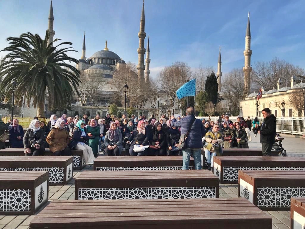 besimecz's tweet photo. Akhisarlı kadınlar Türkiye’yi geziyor. 

#Kavakalan, #Topluca, #Karayağcı ve #Hamitköy Mahallelerimizin kadınları, rehberimiz eşliğinde Ayasofya’yı, Topkapı Sarayını, İstanbul Boğazını, Eyüp Sultan Türbesi’ni, İstanbul’un camilerini ve nice güzelliklerini gezip görme fırsatı buldu.

Desteklerinizle bu tür kent gezilerimize aralıksız devam edeceğiz. Ülkemizin güzelliklerini gezerek göreceğiz.