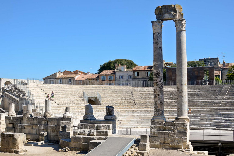 Caesar made Arles a Roman colony in 46 BC and it became the crossroads for trade between Italy, Spain and the Rhone, and consequently a 'little Rome'. It grew quickly and was adorned with its own amphitheatre, a basilica, a circus, triumphal arches and temples.
#RomanSiteSaturday