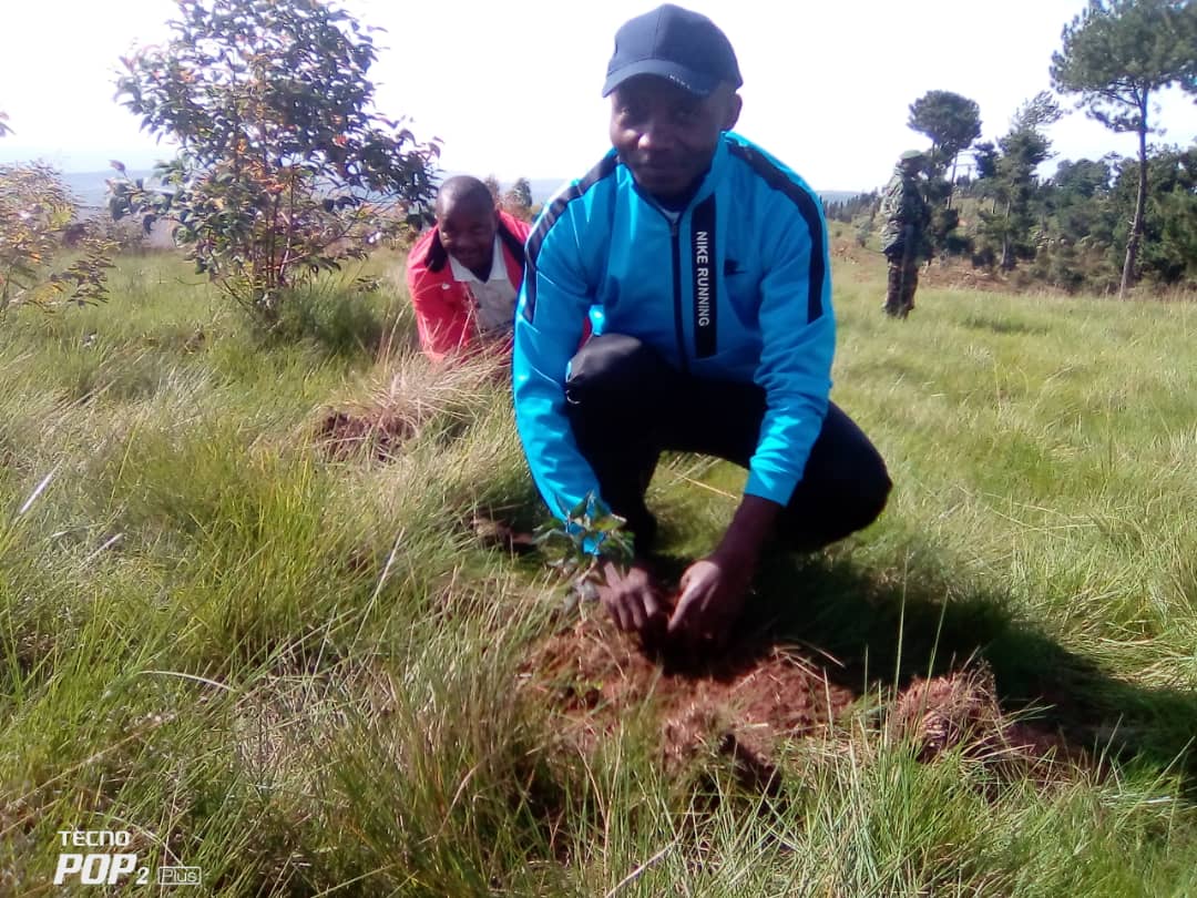 Province_Bururi's tweet photo. Le président de la cour constitutionnelle @Vabagor s'est joint à la population de la commune #Songa en province #Bururi dans les travaux communautaires de ce samedi 24 février 2024 https://t.co/EIbgVGPa11