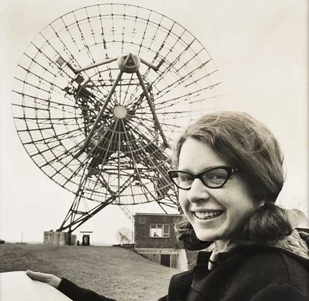 loretahur's tweet photo. #TalDíaComoHoy Jocelyn Bell Burnell publica el artículo que confirma el descubrimiento de los púlsares junto a su supervisor de tesis, Antony Hewish. En 1974, Hewish y Martin Ryle, responsable del Cambridge Radio Astronomy Group, recibieron el Nobel de Física por ello. Ella no. https://t.co/7nNLBLxdzQ