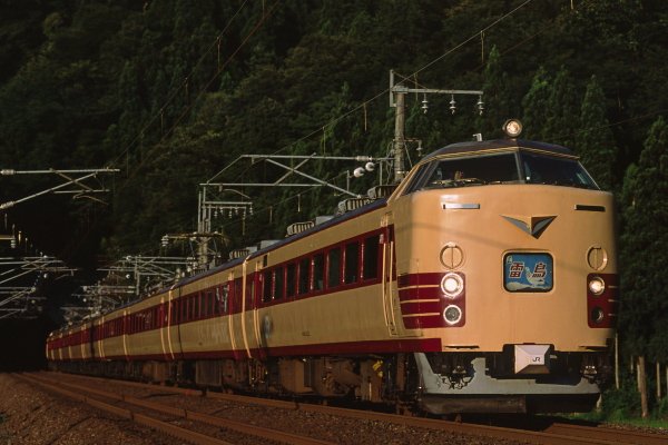 teinentetsu's tweet image. #ありがとう北陸本線
かつて東北本線とともに「東西特急街道」と称された北陸本線。今回３セク移管となる金沢〜敦賀間も2010年頃までは特急に加えて渋い脇役達が活躍していました。（画像は再掲）