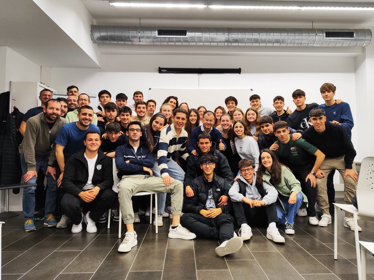 🗣️Sesiones de Liderazgo y gestión de vestuario con l@s entrenador@s del <a href="/CFSMolins99/">CFS Molins 99</a> 
 
🤗 Agradecer a tod@s l@s presentes su colaboración y a la directiva y coordinadores su confianza en mi trabajo.

Desearles muchos éxitos esta temporada 😇🧠⚽️🔵