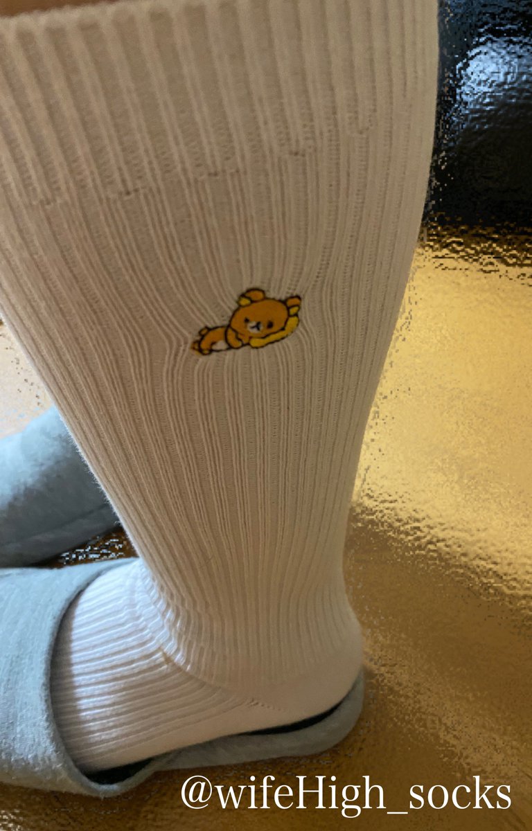 三連休満喫してますか😄？
仕事の方は頑張りましょう😆

僕　『今日は珍しいの履いてるね😄』

嫁　『違うのもいいかなーって😄』

僕　『これあるの忘れてた・・・』

嫁　『こんなにあったらね🤣』

僕　『てか、いつもの履け🤣』

嫁　『うるせー🤬』

何だかんだ履いてくれる嫁ちゃんです😍