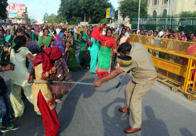 उत्तर प्रदेश सरकार ने भारी संख्या में आंगनबाड़ी महिलाओं के लिए वैकेंसी निकला था 53000 उत्तर प्रदेश विधानसभा चुनाव से पहले इसमें 53000 से अधिक महिलाओं ने आवेदन किया था लेकिन 2021 से लेकर के 2024 तक आंगनबाड़ी महिलाओं का परिणाम नहीं आया उत्तर प्रदेश सरकार 53000 महिलाओं को दिया लॉली