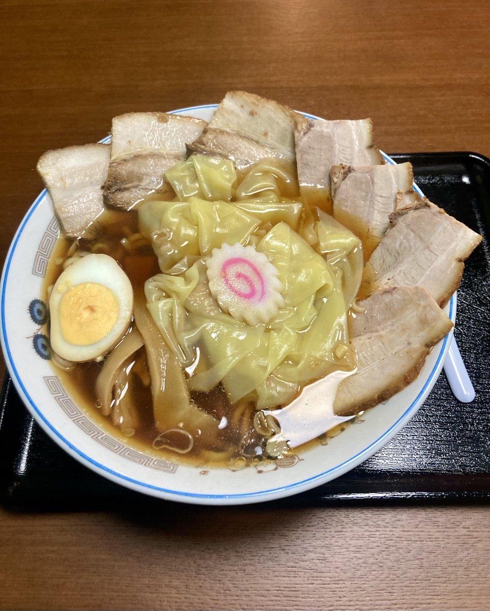 ﾁｬｰｼｭｰﾜﾝﾀﾝ麺ﾀﾞﾓｫ✨ 二日酔いにはやっぱりﾗﾒｰﾝ！ 昼終わりぎりぎりの時間に行ったけど満席でびっくりしたﾀﾞﾓよ♪ 美味しゅうございました✨ 🍜🐼ｽﾞﾙｽﾞﾙ #中華そば下連雀 #下連雀 #三鷹