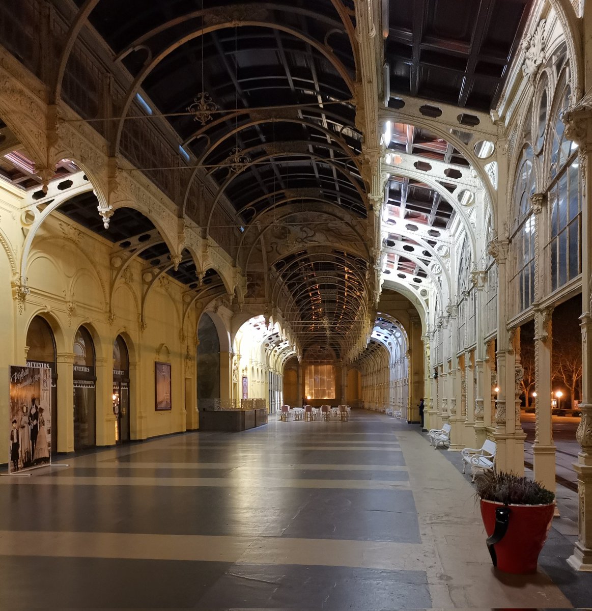 Realitydilna's tweet photo. Poslední večer v Marjánkách a pár záběrů z kolonády po fajné setkání s @Hatsepsowet na tanečním večírku🤓
#nightlife #colonade #mobilphoto https://t.co/Hbd8SShk5Z