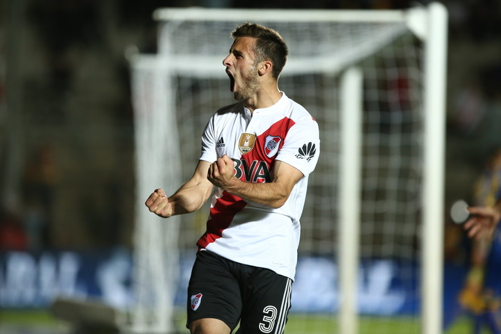 Buysan's tweet photo. ⚽️ Tan insólito como real:

▶️ Los hinchas de River piden que Marcelo Saracchi sea homenajeado en el próximo Superclásico, por su participación en la obtención de Copa Libertadores 2018, en la que el Millonario venció a Boca -actual club del uruguayo- en la final. https://t.co/BO2pVwhzji