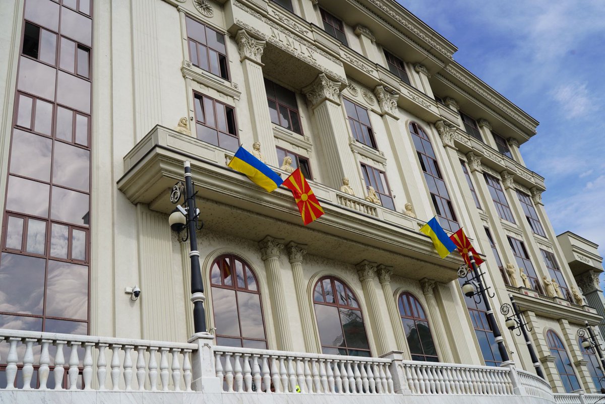 🇲🇰 & 🇺🇦 flags raised at MFA building on the second anniversary of the Russian invasion against #Ukraine ➡️ Support for the sovereignty and territorial integrity & solidarity with the brave #Ukrainian people We #StandWithUkraine in the face of the #RussianAggression @MFA_Ukraine