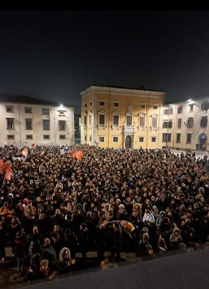 Stupenda questa piazza di Pisa in risposta alla violenza gratuita della polizia e in solidarietà alla Palestina!
Signora Meloni, la maggioranza degli italiani è contro i metodi del suo Piantedosi. Si ricordi che siete al governo solo con il 26%dei votanti.
