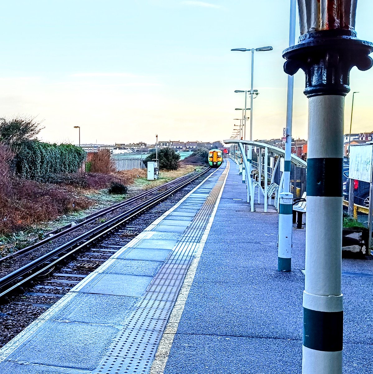 OwenEspley's tweet image. Icy dawn train on my way  #AndStillWeRise - An amazing collection of speakers: seems cruel they're split across 7 simultaneous sessions 🤦 ... #HardChoices