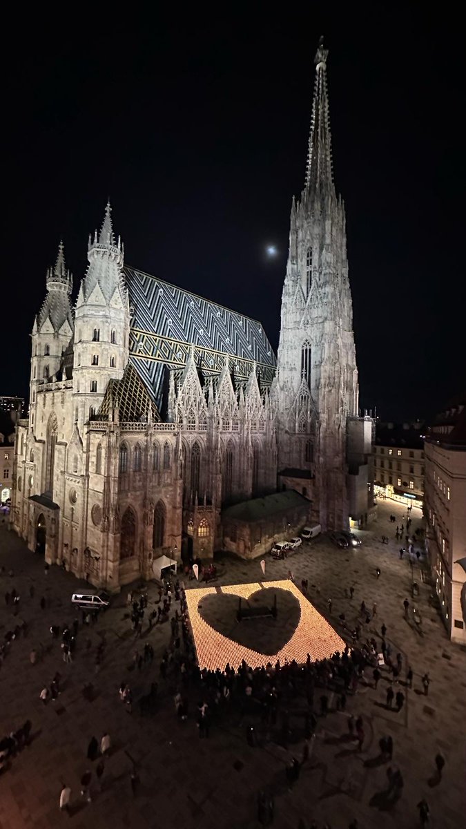 KlausSchwertner's tweet photo. @CaritasAustria Danke an alle, die gekommen und mit uns gemeinsam dieses Zeichen gesetzt haben. Und ein riesen Danke an all jene, die unsere Hilfe mittragen. Wir brauchen auch weiterhin dingend Unterstützung: https://t.co/yylg9ENtoc 10/ https://t.co/SHrpcQVu9u