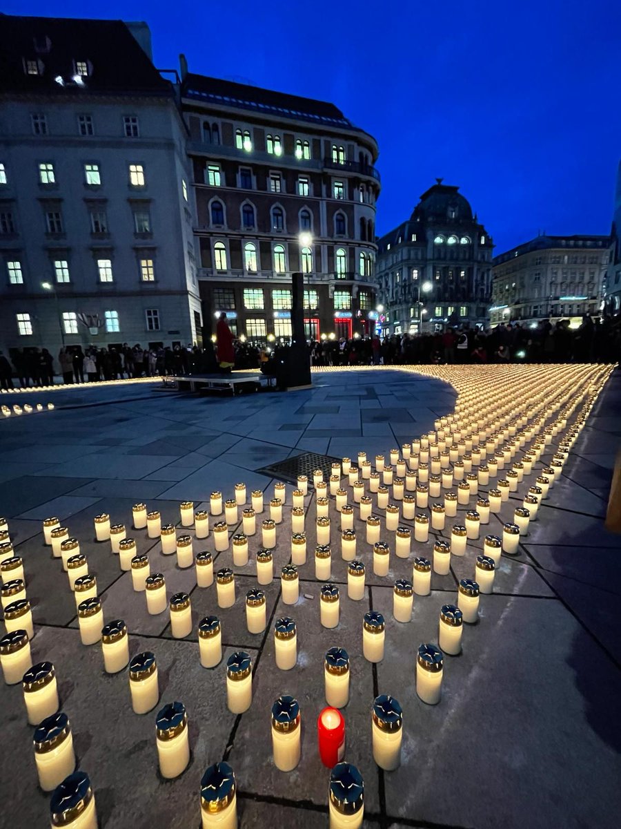 KlausSchwertner's tweet photo. @CaritasAustria Danke an alle, die gekommen und mit uns gemeinsam dieses Zeichen gesetzt haben. Und ein riesen Danke an all jene, die unsere Hilfe mittragen. Wir brauchen auch weiterhin dingend Unterstützung: https://t.co/yylg9ENtoc 10/ https://t.co/SHrpcQVu9u