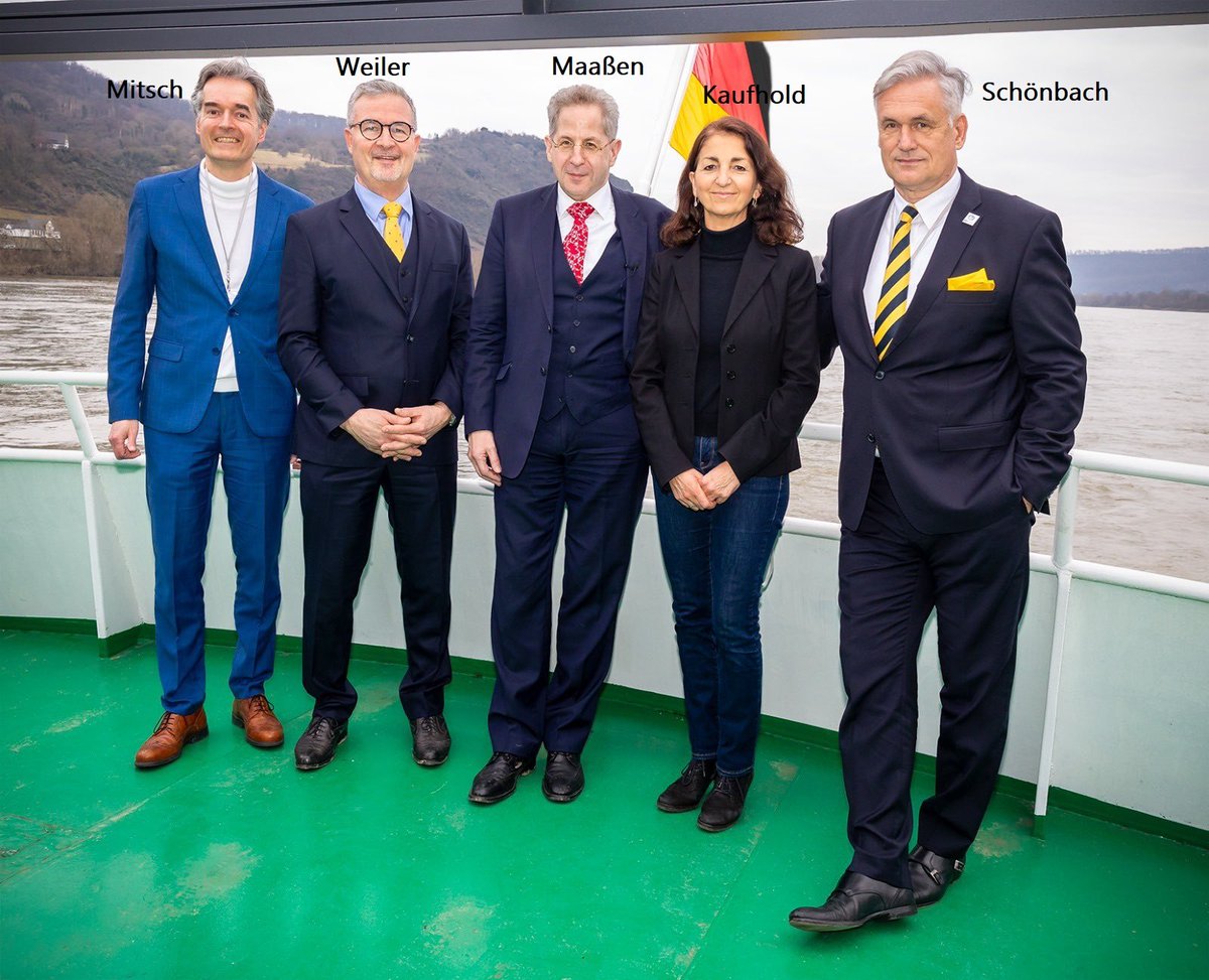 britainopello5's tweet photo. @katharina_munz @AlexWallasch @Markus_Krall Wo #Mitsch mitmischt, wird nicht viel herauskommen.

Der war vor der Fusion bzw der Weiterreichung des Parteinamens schon kein Kracher. Hier auf dem Photo bringt er das Dilemma selber zum (Gesichts-)Ausdruck.

Die #WerteUnion ist schon als Parteiname ein doppelter Fehler. https://t.co/y6dEZzZlKK