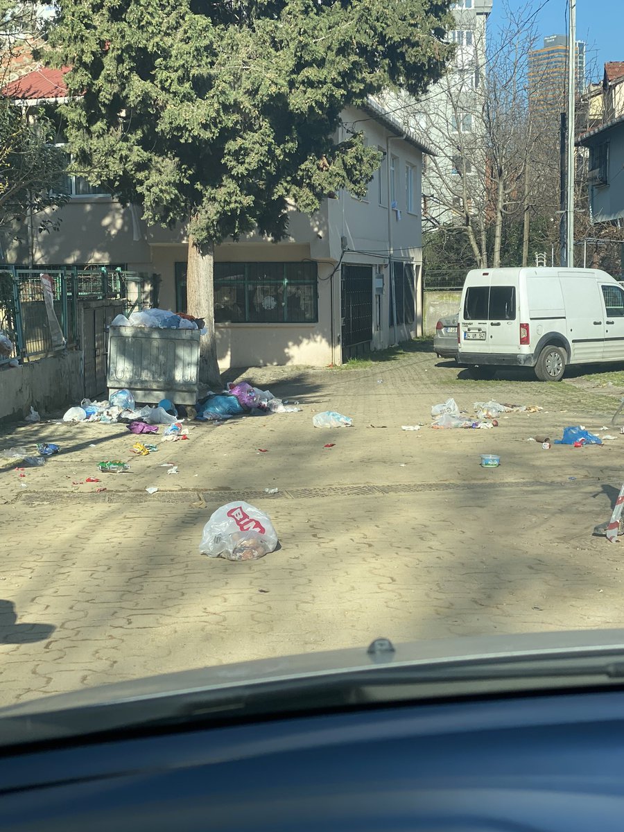 erhankarkin's tweet photo. @atasehirbld günaydın İçerenköy mahallesi zübeyde hanım Sokak caner Sitesi önü…. hayırdır Battal bey gidişinden sonra çöpçüler de grev mi aldı…. Yakışıyor mu güzelim Ataşehir’e https://t.co/SBfwuXyO8b