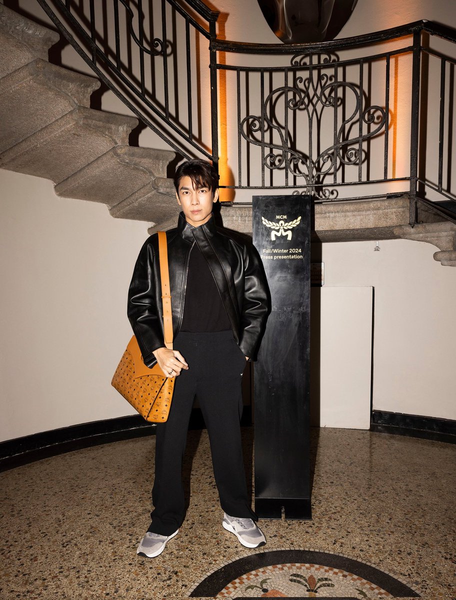 Checkin_ent's tweet photo. พาส่องลุคในทริปมิลานของ ‘มิว-ศุภศิษฏ์’ หลังร่วมงาน MCM Fall/Winter 2024 Press Presentation

เช็คอินที่มิลาน ส่องลุคเด่นของ มิว-ศุภศิษฏ์ จงชีวีวัฒน์ หลังบินลัดฟ้าไปชมคอลเลกชั่นใหม่ของแบรนด์ MCM ในงาน “MCM Fall/Winter 2024 Press Presentation” ที่ครั้งนี้ถือเป็นการเดินทางมาร่วมงานกับแบรนด์ต่อเนื่องเป็นปีที่สองของหนุ่มมิวอีกด้วย

เริ่มกันตั้งแต่แอร์พอร์ตลุคของ มิว ที่พร้อมออกเดินทางสู่เมืองมิลาน เพื่อเข้าร่วมอีเว้นท์ MCM Fall/Winter 2024 Press Presentation ในโททัลลุคจากคอลเลกชั่น Spring/Summer 2024 กับเสื้อฮู้ดดี้ทรงโอเวอร์ไซส์ที่มาพร้อมดีเทลงานปัก            โลโก้ MCM ด้านหน้าและด้านหลัง จับคู่กับกางเกง Essential Logo Ponte Track Pants รองเท้าสนีกเกอร์ลาย Visetos                 คงความเท่ตามสไตล์ MCM คอมพลีทลุคด้วยกระเป๋าโท้ท Himmel ลาย Lauretos และกระเป๋า Ottomar Weekender ในลาย Maga Laurel Visetos ใหม่ล่าสุดที่เหมาะกับการเดินทาง

และเมื่อแลนด์ดิ้งถึงประเทศอิตาลี มิว ได้มีโอกาสไปชมงาน “MCM Fall/Winter 2024 Press Presentation” ที่เนรมิต Palazzo Serbelloni สถานที่ทางประวัติศาสตร์ของเมืองมิลาน เป็นดั่งตัวแทนของโลกสองใบที่แตกต่างกันโดยสิ้นเชิงอย่างโลกและดาวอังคารที่ทั้งน่าตื่นตะลึงและน่าพิศวง ด้วยทางเข้าทั้งสองทางเปรียบเสมือนประตูสู่โลกและดาวอังคาร เกิดเป็นเวทีโชว์                  เหนือชั้น สำหรับคอลเลกชั่นสุดพิเศษอย่าง MCM Fall/Winter 2024 นี้ขึ้นมา และด้วยแรงบันดาลใจจากงานศิลปะสิ่งทอที่เต็มไปด้วยกลิ่นอายทางประวัติศาสตร์ของเมืองมิวนิก เมืองที่เป็นจุดกำเนิดของแบรนด์ คอลเลกชั่นนี้จึงได้ถ่ายทอดแนวทางการสร้างสรรค์ที่ไร้ขอบเขตจนเกิดเป็นนวัตกรรมล้ำสมัย ผ่านการเดินทางจาก “Munich to Mars” โดยมีไอเทมกระเป๋าหนังหลากดีไซน์ที่มาในเฉดสีใหม่สดใสสะดุดตา และในซีซั่นนี้ยังมีกระเป๋าที่ทำจากขนแกะเทียม ไปจนถึงงานระยิบระยับอย่างการปักเลื่อมทั้งกระเป๋าอีกด้วย โดยลุคที่หนุ่มมิวหยิบมาใส่นั้น เรียกว่าดึงดูดสายตาและแมทช์เข้ากัน ทั้งสีสัน เท็กซ์เจอร์ของแจ็กเก็ตหนังและรองเท้าสนีกเกอร์สีเทา Ice Grey จากคอลเลกชั่น FW24 นอกจากนี้ ยังหยิบกระเป๋าโท้ทรุ่นไอคอนิกใบใหม่ลาย Visetos มาคอมพลีตลุคได้อย่างลงตัว

เรียกว่าจะลุคไหนของ หนุ่มมิว ในมิลานนั้นก็หล่อไปหมดเลยจริงๆ

#MCMFW24xMew #MCMThailand
#Mewsuppasit
@mcmworldwide
 @mcmthailand
