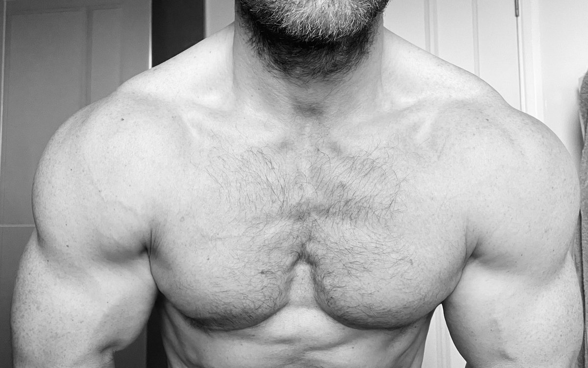 anthony_wellin's tweet photo. Welcome to the weekend and #SexySaturday 
Is #shoulderSaturday a thing? https://t.co/aXUQwV6Deg
