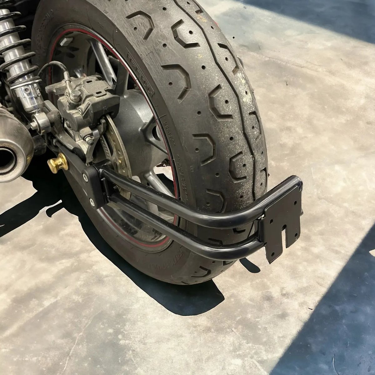 plot_touring's tweet image. ボンネビル用ナンバー移設キット開発中🛠
LEDナンバー灯が付属しテールライトも装着できる予定です🔥

バージョン1.0はT100/T120/Street Twin/Speed Twin 900/Bobber/Speedmasterに装着可能☝

#motone #モートーン #トライアンフ #ボンネビル