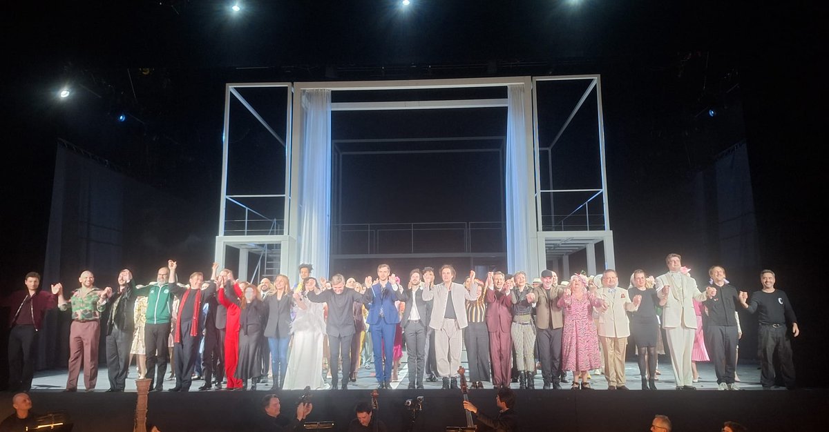 Philippe Sutter 🇲🇫 🇪🇺 (@philippesutter4) on Twitter photo Première à Vienne 🇦🇹 d'une production audacieuse d'une œuvre en français toujours aussi magnifique : Roméo et Juliette de #Gounod
👏 <a href="/rsowien/">ORF Radio-Symphonieorchester Wien</a> <a href="/KKarabits/">Kirill Karabits (Кирило Карабиць)</a> <a href="/Mevesigneyrole/">signeyrole</a>
<a href="/JulienBehr/">Julien Behr</a> #MelissaPetit
🙏 <a href="/TheaterWien/">Theater an der Wien</a>
Se laisser surprendre jusqu'au 5/3 "Viens, fuyons au bout du monde" Première à Vienne 🇦🇹 d'une production audacieuse d'une œuvre en français toujours aussi magnifique : Roméo et Juliette de #Gounod
👏 <a href="/rsowien/">ORF Radio-Symphonieorchester Wien</a> <a href="/KKarabits/">Kirill Karabits (Кирило Карабиць)</a> <a href="/Mevesigneyrole/">signeyrole</a>
<a href="/JulienBehr/">Julien Behr</a> #MelissaPetit
🙏 <a href="/TheaterWien/">Theater an der Wien</a>
Se laisser surprendre jusqu'au 5/3 "Viens, fuyons au bout du monde"