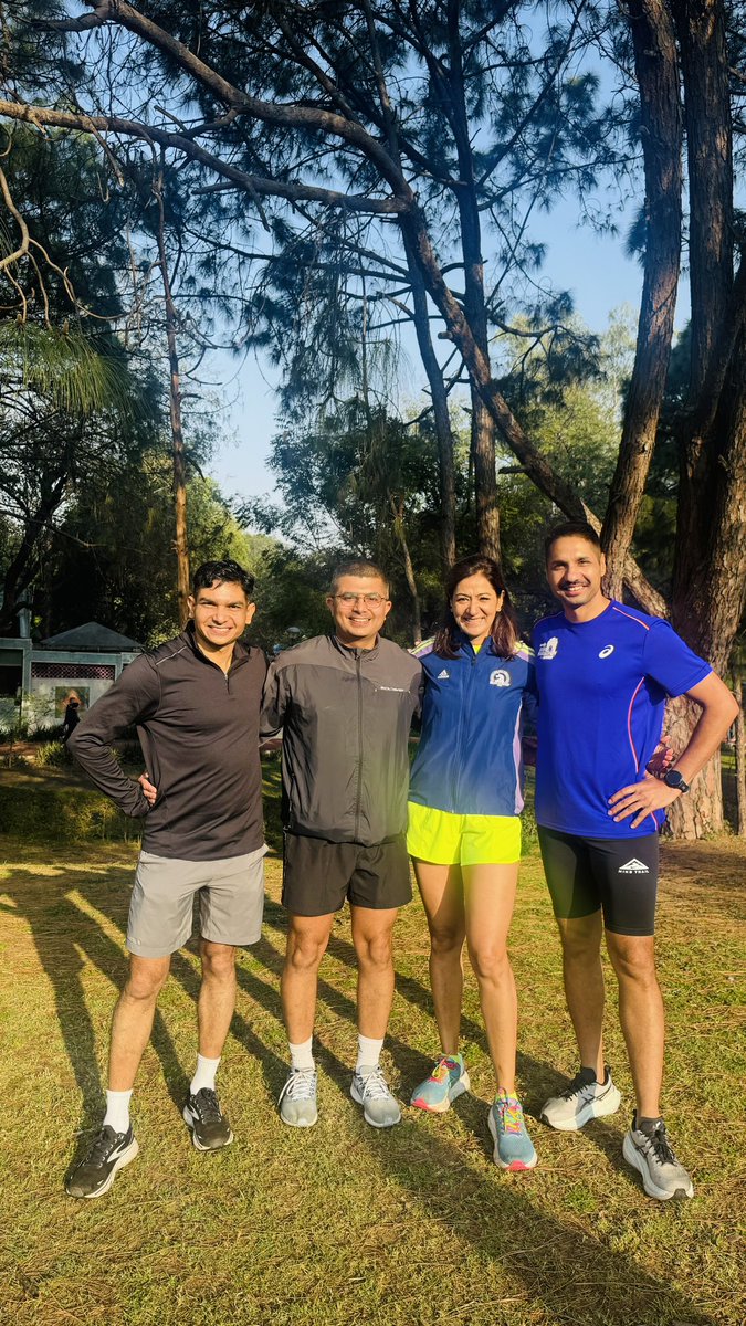 defaultrunner's tweet photo. NDM ready with the teal tribe #tealtribe #newdelhimarathon #apollotyresnewdelhimarathon #running #community #runwithreeti https://t.co/VPeQgZcFvE