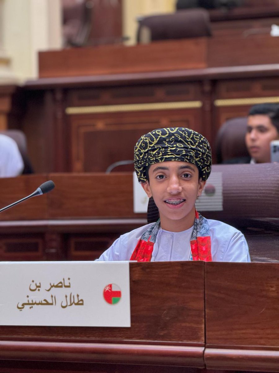 الطالبُ الخلوقُ والمتّشدُ الأنيقُ ناصر بن طلال الحسيني من مدرسةِ محمد بن جعفر الازكــوى جُعِل في المكانِ المناسبِ في تمثيلِ السلطنةِ في برلمان الطفل العربي بإمارةِ الشارقة
له كل التحايا القلبية والدعوات الصادقة