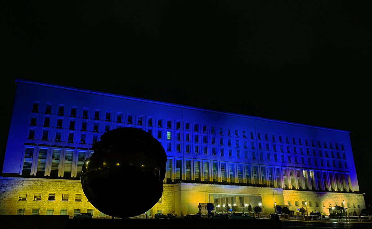 🇮🇹🇺🇦 La #Farnesina ricorda il 2° anniversario dell’aggressione russa, illuminandosi con i colori della bandiera dell’Ucraina. L’Italia è al fianco del popolo ucraino e lo sarà per tutto il tempo necessario #StandWithUkraine #SlavaUkraini #24Feb2022