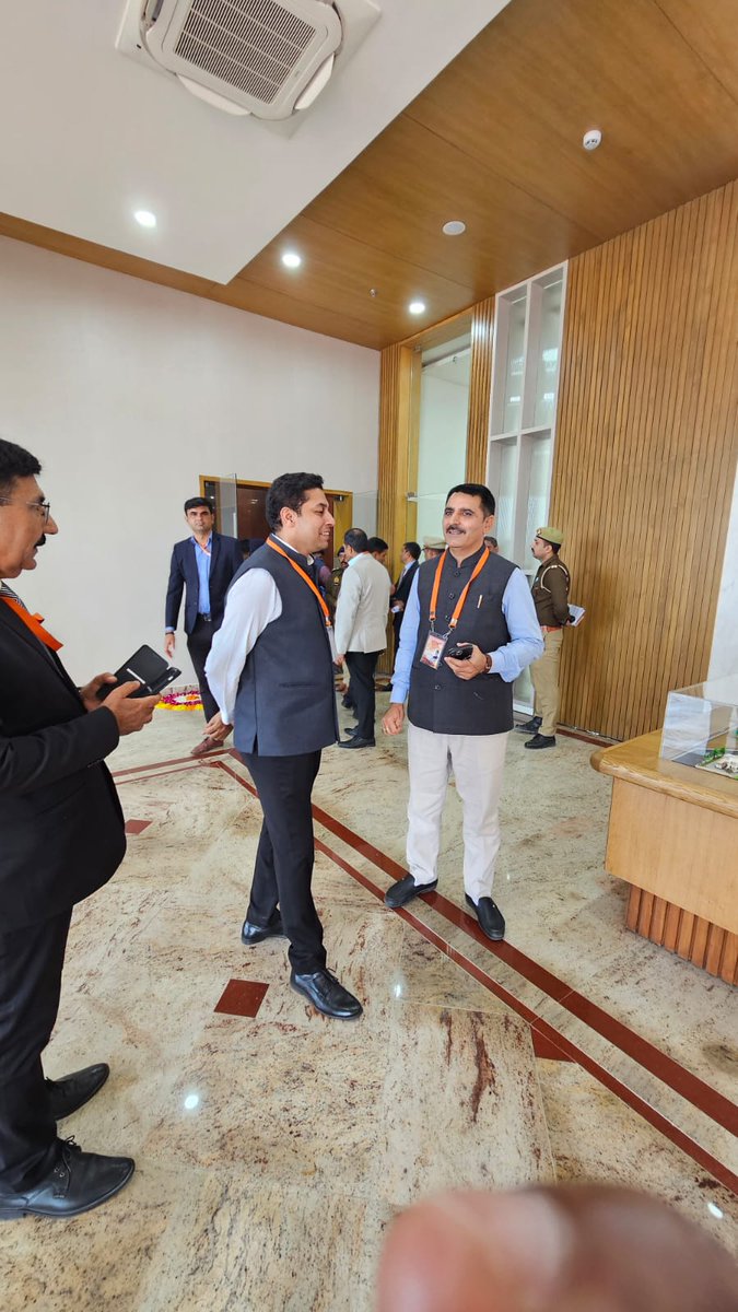 UPSIDA's tweet photo. वाराणसी में एक नयी शुरुआत के लिए अमूल को शुभकामनाएँ ! 

आदरणीय प्रधानमंत्री श्री @narendramodi जी द्वारा यूपीसीडा के औद्योगिक क्षेत्र करखियांव, वाराणसी में स्थित "अमूल बनास डेयरी प्लांट" का उद्घाटन किया गया। जिसके माध्यम से क्षेत्र में रोजगार का सृजन होगा साथ ही प्रदेश की अर्थव्यवस्था को मजबूती मिलेगी।

#UPSIDA #uttarpradesh #PMModiInVaranasi 
#Amul #industrial_area #investment #employment #Varanasi #PMModi