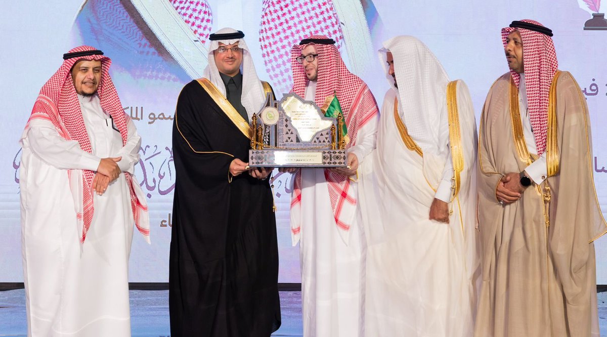 سعادة رئيس مجلس إدارة الجمعية التاريخية السعودية و د.علي المهيدب عضو مجلس الادارة وأمين المال واللجنة العلمية للمعرض برئاسة د.خالد الجريان و أ.د. عبدالاله الملا يكرمون صاحب السمو الملكي الأمير سعود بن طلال بن بدر محافظ محافظة الاحساء على دعمه الكبير لهذا المعرض.