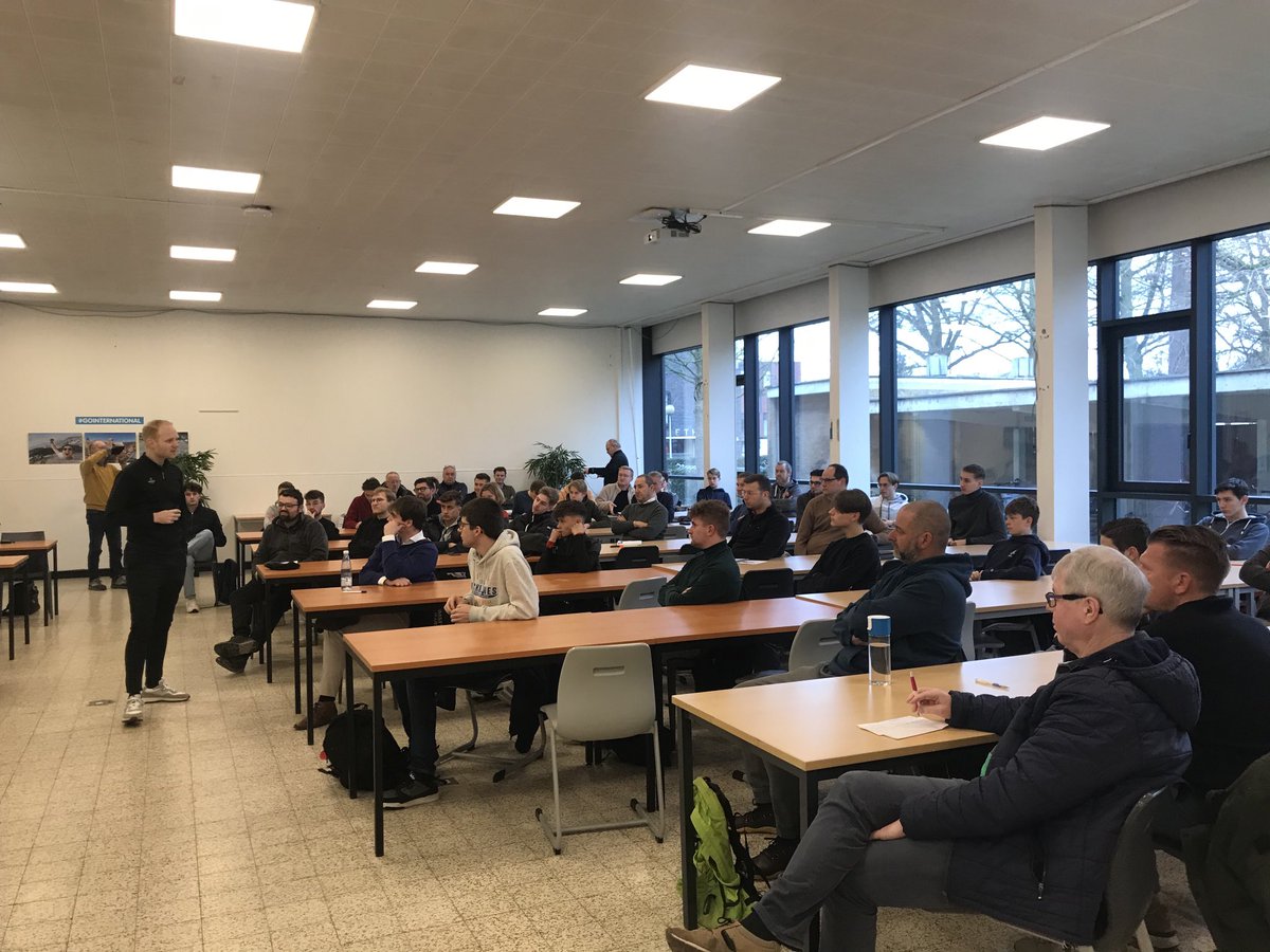 filip_vermeire's tweet image. Veel succes aan de 43 nieuwe kandidaat refs in de regio West op de R1D ⚽️👍