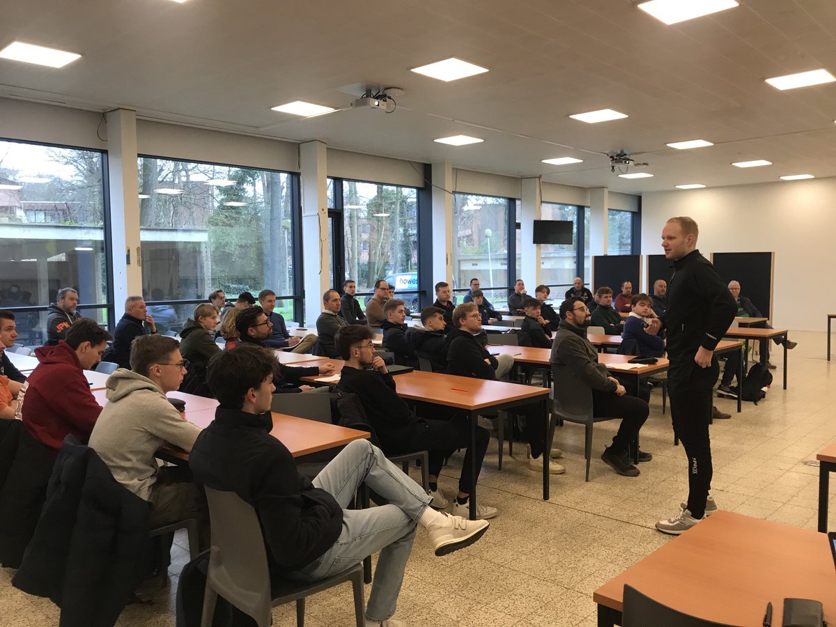 filip_vermeire's tweet image. Veel succes aan de 43 nieuwe kandidaat refs in de regio West op de R1D ⚽️👍