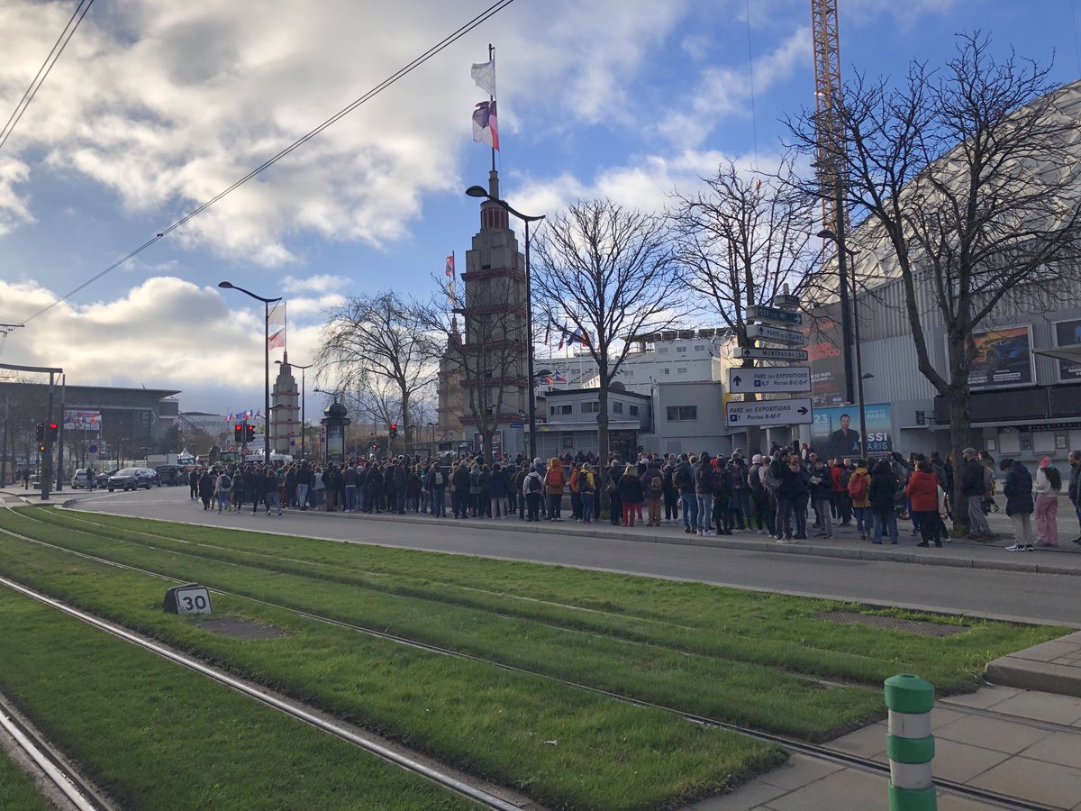 Le salon n’étant toujours pas ouvert,une longue file d’attente s’est formée Porte de Versailles.