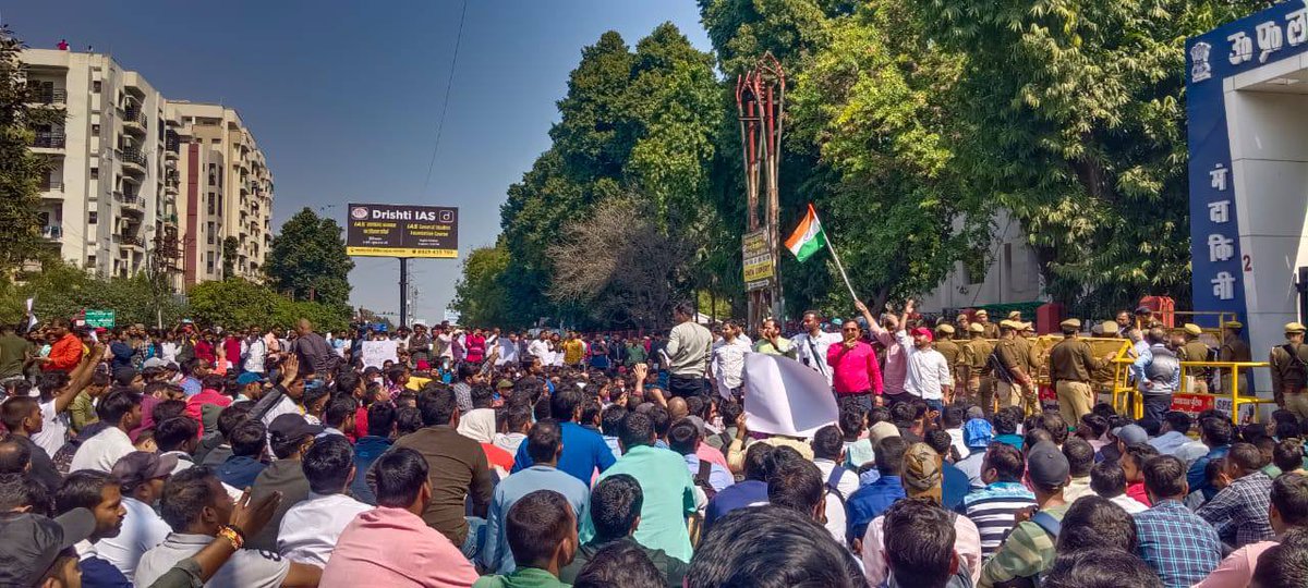 SassySaumya24's tweet photo. #ReExam_RO_ARO Re-exam is only hope for aspirants. Retweet maximum. Government should take decision against paper leak incident as soon as …
#ReExam_RO_ARO
#Prayagraj me students abhi bhi protest par baithe hue Hain https://t.co/cnSDAxuUyb