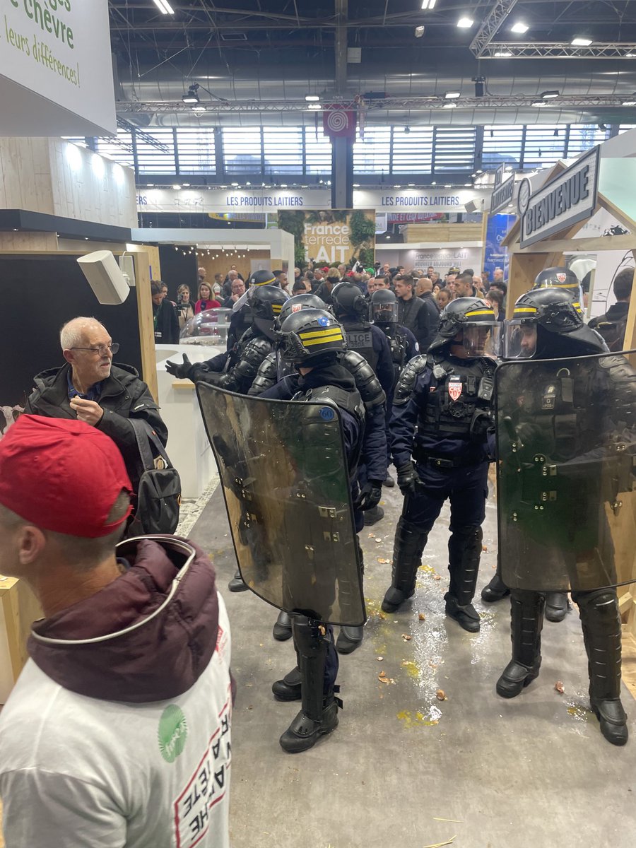 coordinationrur's tweet photo. Quelle tristesse. Un mois de mobilisations et de dialogue sans résultats pour sauver l agriculture.  Le salon est rempli de crs et le public est refoulé à l extérieur.  #salonAgriculture #AgriculteursEnColere #coordinationrurale https://t.co/sKobsDe2h9
