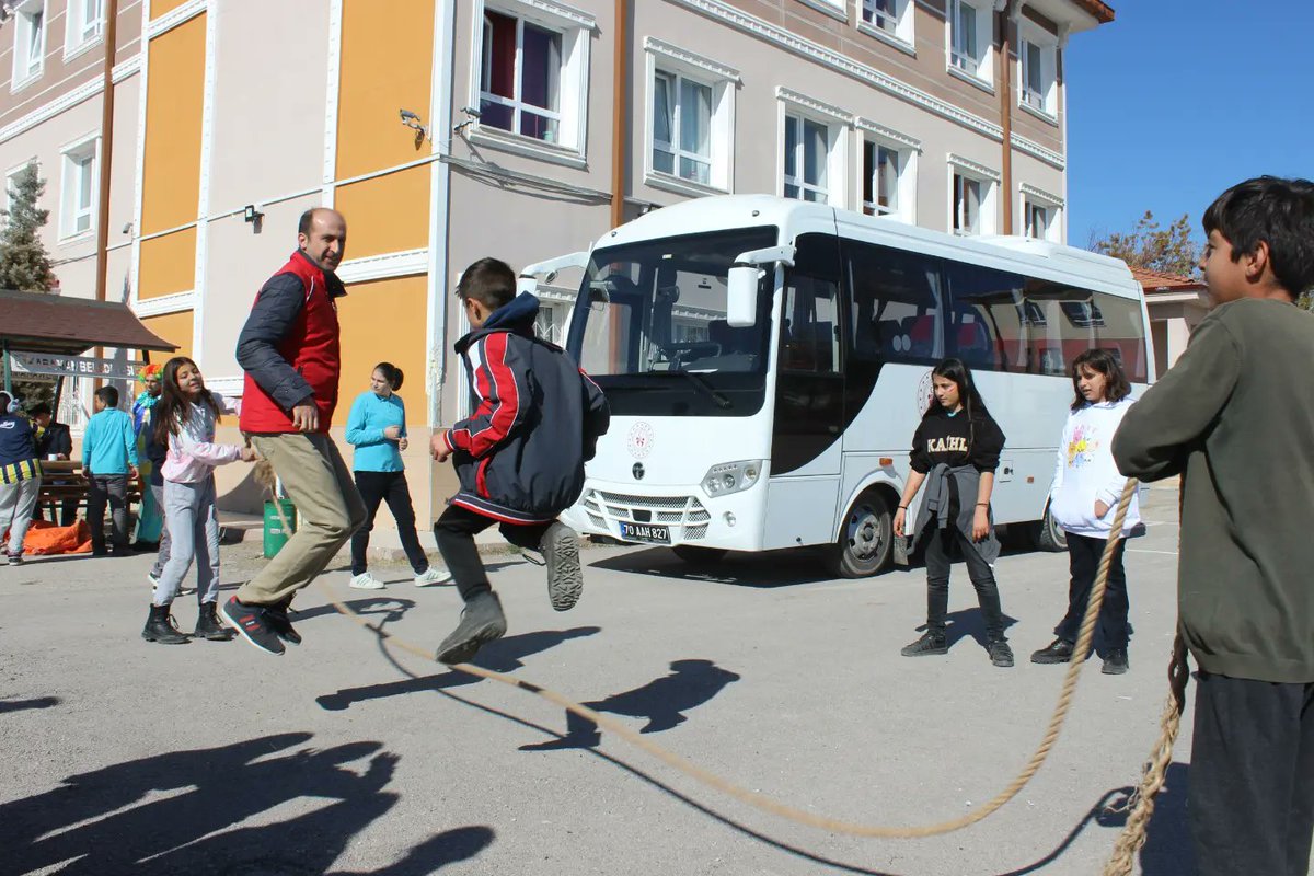 GSB_KaramanGM's tweet photo. Enerji yükleniyor.... 🔋
İp atlama etkinliklerimiz ile de yanınızdayız🤗
#merkezimheryerde
#gsbhepyanında
#ipatlama
#gençler
#etkinlik https://t.co/metT9UgWxB