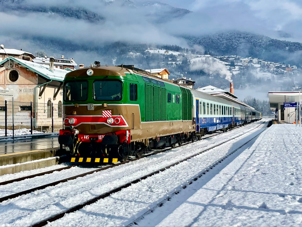 Good morning from Calalzo-Pieve di Cadore-Cortina 🇮🇹 (talking about long train station names), terminus station for the “Espresso Cadore”. Over the last stretch of line which is not electrified, two #FS D.445 have worked the train top‘n‘tail, one at the front and one at the rear.