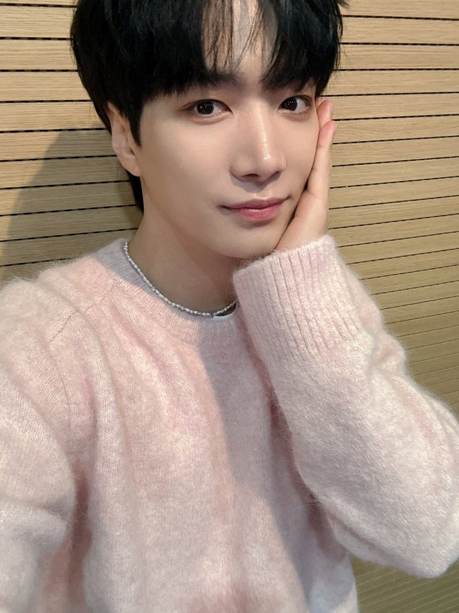 [#PHOTO] 
240224 #제이제이뮤즈 팬사인회 📸 

자세히 보아야 예쁘다💙
오래보아야 사랑스럽다💛
종현이가 그렇다🫶

핑크쫑 미모가 세상을 구한다‼️

#KimJonghyeon #김종현
#Brilliant_Seasons #MOTTO