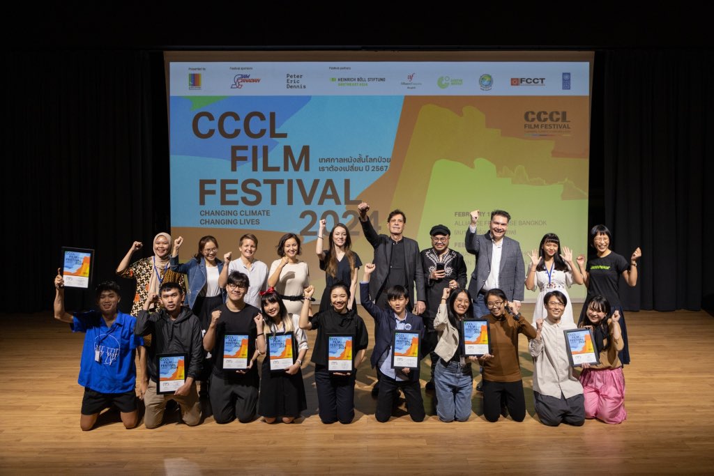 UNDPThailand's tweet photo. 🎉Congrats to the winners of @CCCLfilmfest 2024!

Don’t miss! All short films from the climate storyteller will be screening through #CCCLFF2024 until 29 Feb across the country.

Tune in for #CCCLFF2024🎞️roadshow: https://t.co/bNiss9sivp https://t.co/Pdlsr97Rap