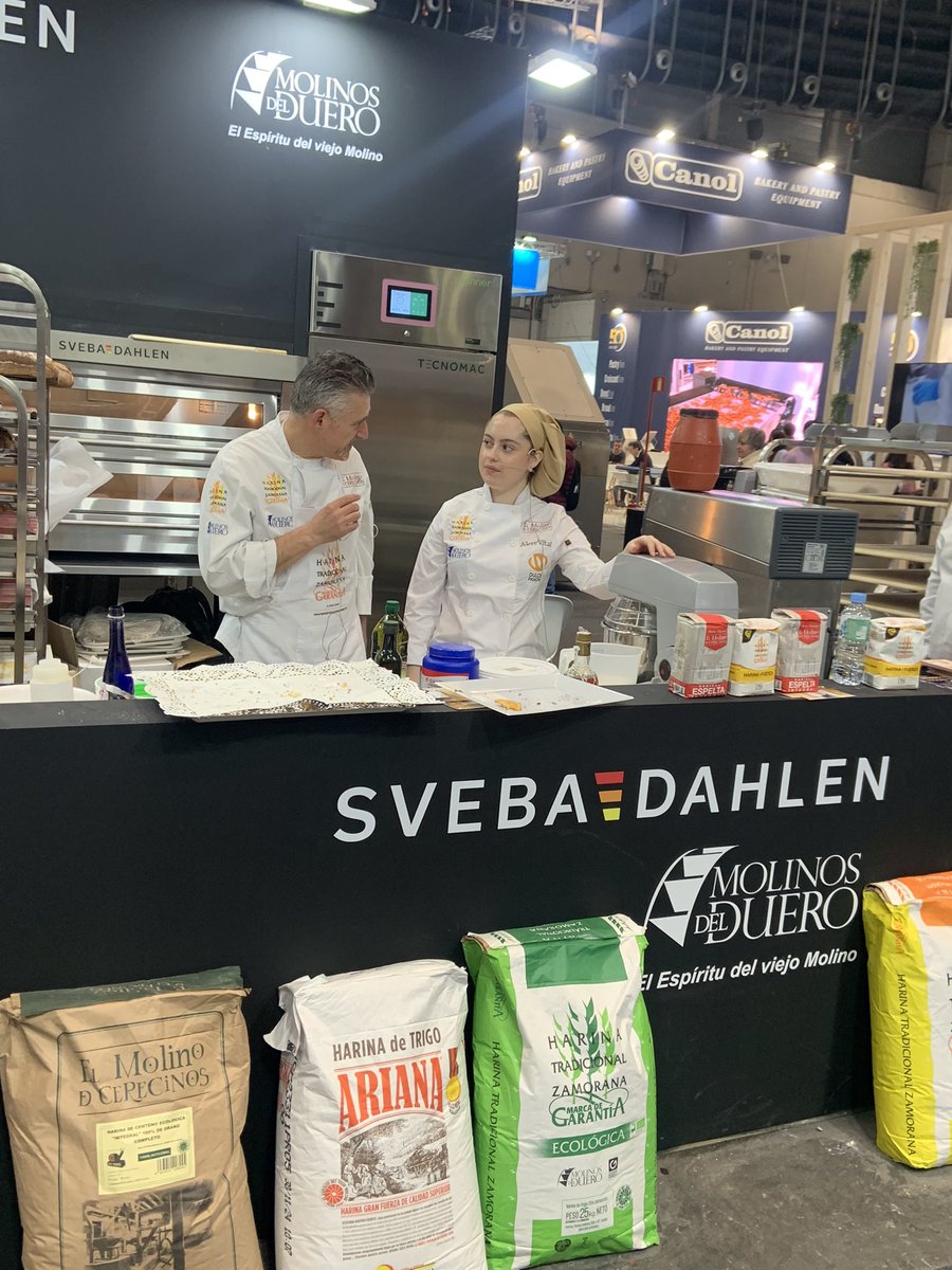 juancmo8's tweet photo. Hola, nuestra alumna del Curso de especialización de Panadería y Bollería, #IesJacaranda ha participado en @intersicop , feria internacional de Panadería en Madrid. Mónica, es la campeona de Panadería, SpainSkills22, y su tutor, Andrés Antequera. @SvebaDahlen @MolinosdelDuero https://t.co/7rQ8783FmR