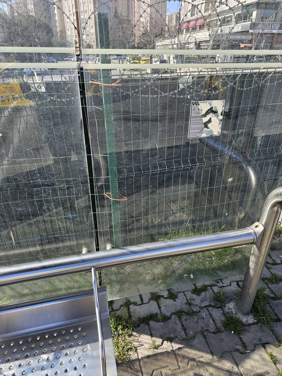 Oyumuzu size verdik ve yine oyumuz sizindir ama lutfen biraz bizlere saygi gösterin. Yuzbinlerce personeliniz var ve bu duraklar leş gibi. <a href="/ekrem_imamoglu/">Ekrem İmamoğlu</a> <a href="/mmuratcalik/">Mehmet Murat Çalık</a> #ibb #iett #istanbul #belediye #buyuksehirbelediye