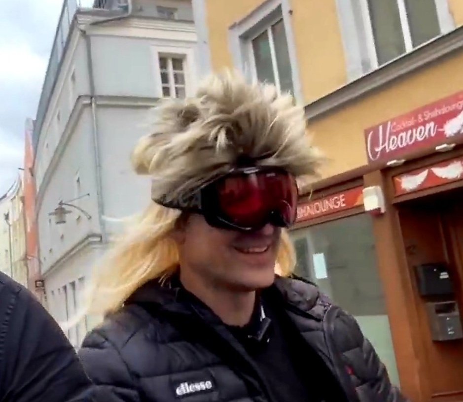 robertwagner198's tweet photo. Ich finde es interessanter, dass Martin Sellner mit seinem Besuch am 19. Februar („Livestream“ vom 23. Februar) das gegen ihn bestehende Hausverbot des Café #Greindl in #Passau verletzt hat, wenn auch auffällig verkleidet. Ist das nicht juristisch betrachtet Hausfriedensbruch? https://t.co/plncmDknTa