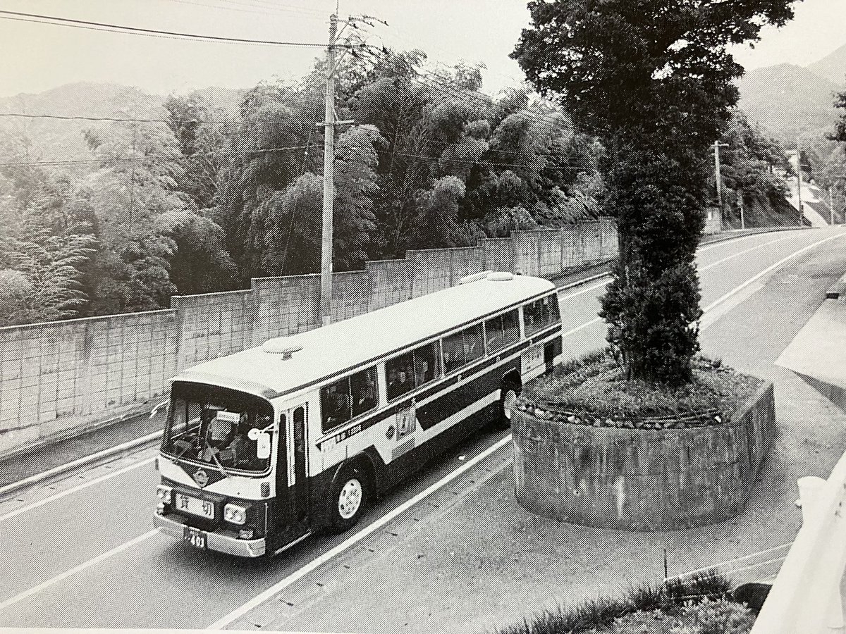 fargobus's tweet photo. 最近、「ふるさと臼杵」と言う写真集を入手しました。
バスの写真も何枚か有りました。

津久見行きは向き的に塩田経由かな… https://t.co/s8PYirXUE2