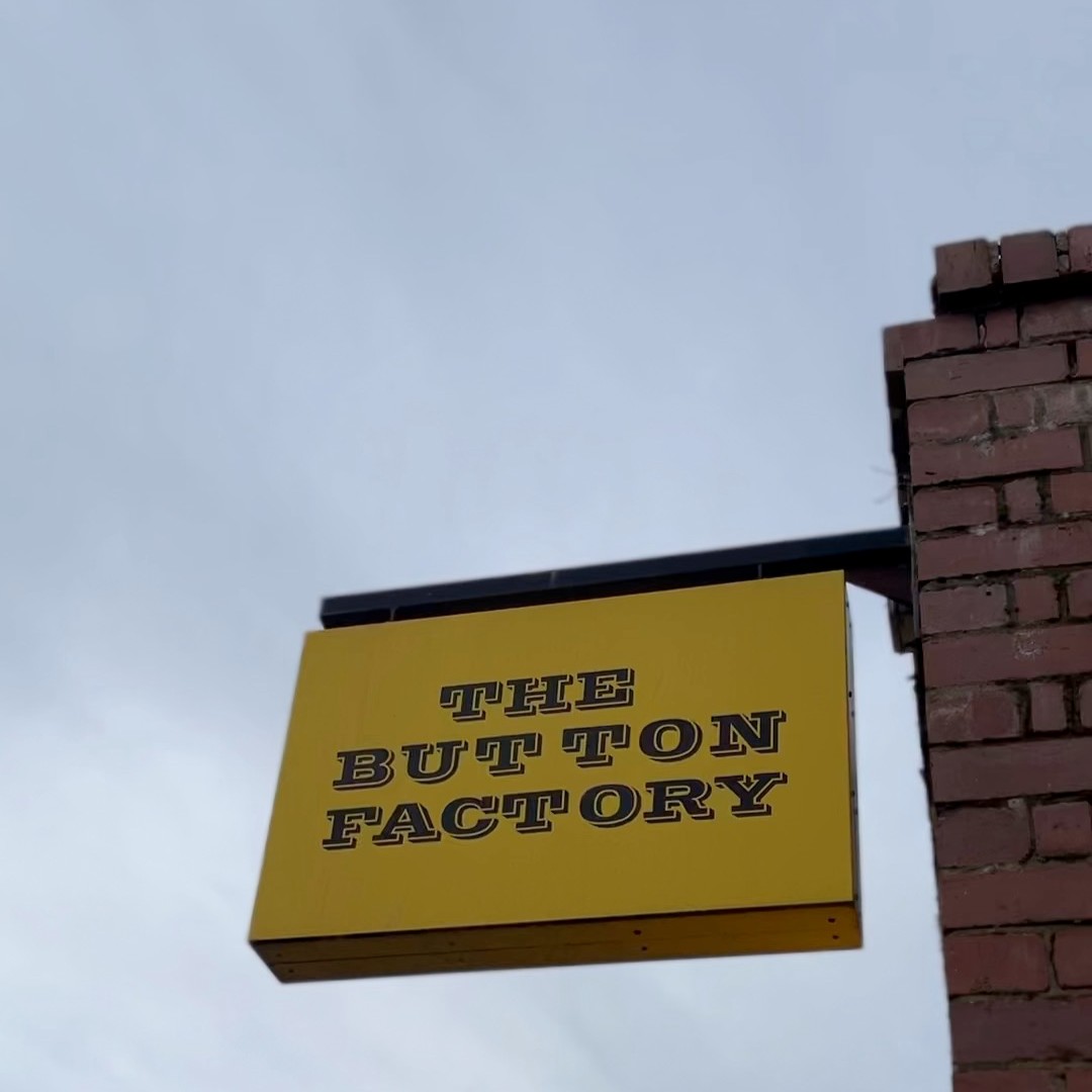 Button_Factory's tweet image. The weekend has arrived - Join us here at The Button Factory for.. ✨

LIVE SIX NATIONS 🏉
BOTTOMLESS BRUNCH 🍴
SUNDAY LUNCH 🍖
WEEKEND DRINKS 🍸
&amp;amp; MORE

Walk-ups welcome all day or book yourself in for this weekend at thebuttonfactorybirmingham.co.uk/bookings/ 🙌