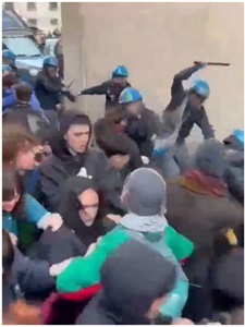 Educareit's tweet photo. Zitti  e buoni, a capo chino per non richiare di essere colpiti, piegati e  impauriti dal potere che mostra senza preavviso il proprio volto  violento. Mentre nelle scuole si insegna l'educazione civica, la  democrazia nel nostro Paese evapora veloce ... https://t.co/4kPBE4UJjr https://t.co/ii2j5oLyk4