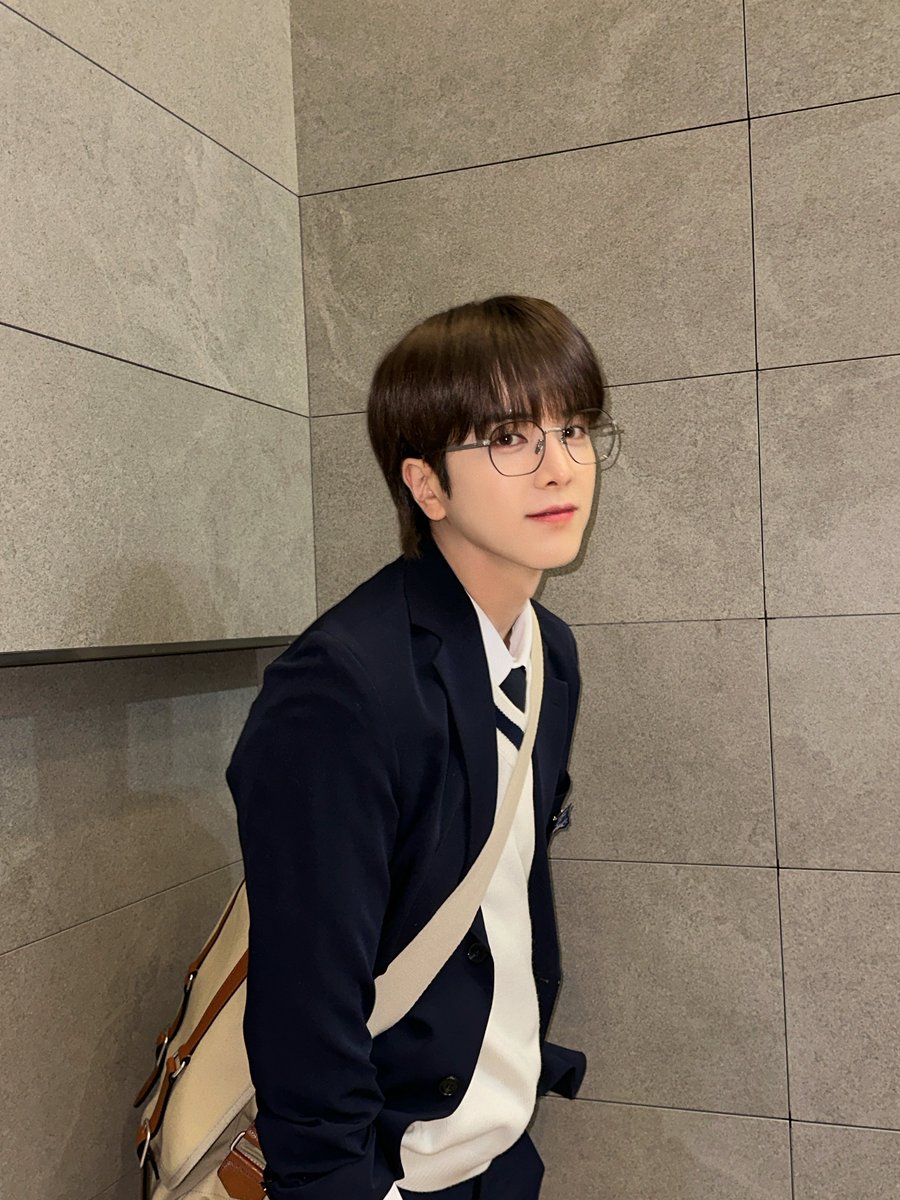 IST_THEBOYZ's tweet photo. [📸] 더보이즈 영훈 쇼!음악중심 MC 완료🍞 영훈 선배 기억나요❔ 음중에서 떠들다 나만 쫓겨났잖아🥲 더비들 기억 조작하게 만든 오늘도 완벽했던 MC 빵훈🤓

#THEBOYZ #더보이즈 https://t.co/fYlQrO47Ho