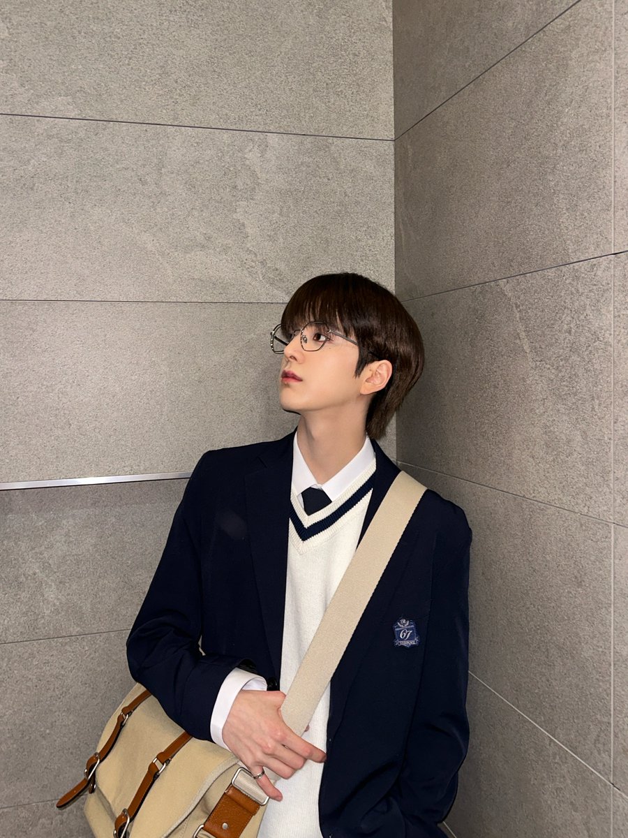 IST_THEBOYZ's tweet photo. [📸] 더보이즈 영훈 쇼!음악중심 MC 완료🍞 영훈 선배 기억나요❔ 음중에서 떠들다 나만 쫓겨났잖아🥲 더비들 기억 조작하게 만든 오늘도 완벽했던 MC 빵훈🤓

#THEBOYZ #더보이즈 https://t.co/fYlQrO47Ho
