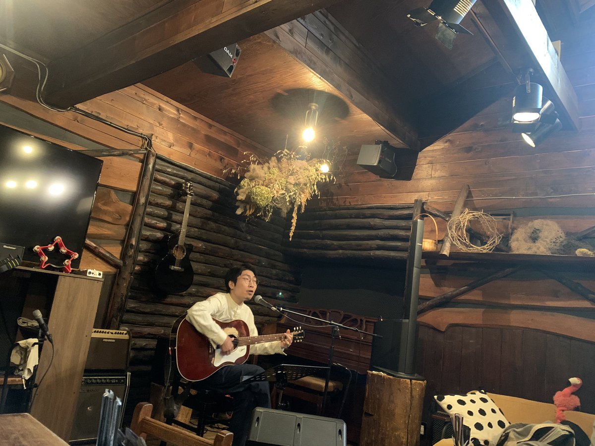 yoshimi09's tweet image. 小樽花園のK.cafeさんにお邪魔してきました☺️
今日は月に一度のオープマイクの日！
仲間に入れて頂き、歌わせてもらいました！
いつもはマイク録りでマーチンの創一朗くん、今日はラインでギブソン、似合わないなぁ〜〜〜😂
お紅茶とチーズケーキ頂きました😋
またお世話になります！