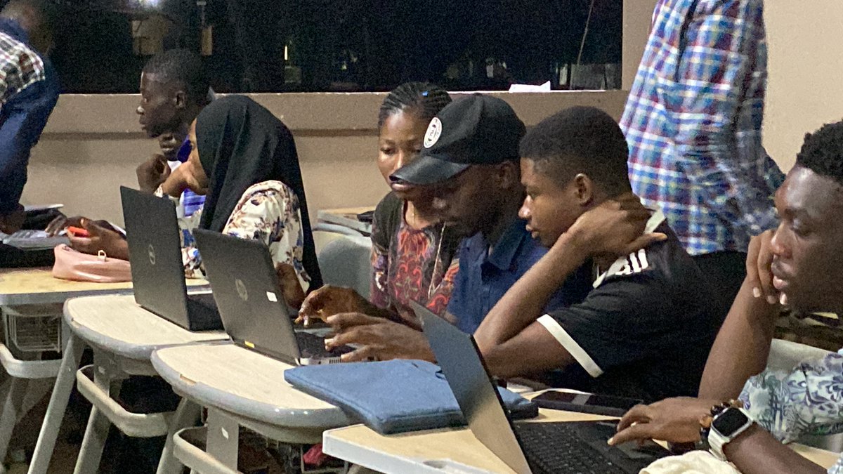 Gdsc_uenr's tweet photo. 🥶💻'Dakuda - repping coldest codes!'
🕸Building websites that wow!🥹❤️

💡The Web Development session at #SkillCape has our community members crafting user-friendly and visually stunning experiences👌🏽💫

🔴🔵🟢🟡
#gdsc_uenr #gdscSSA #developerstudentclubs https://t.co/xmP4vJ5sMm