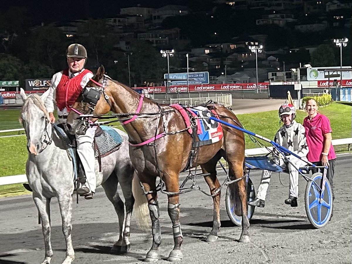 TheCreekAlbion's tweet photo. How good to see the White with Black Stars in the winners enclosure!
Scotch En Ice descends off a hot tempo to score for legendary horseman Vic Frost and Gail Geeson https://t.co/ntHV9nwk7P