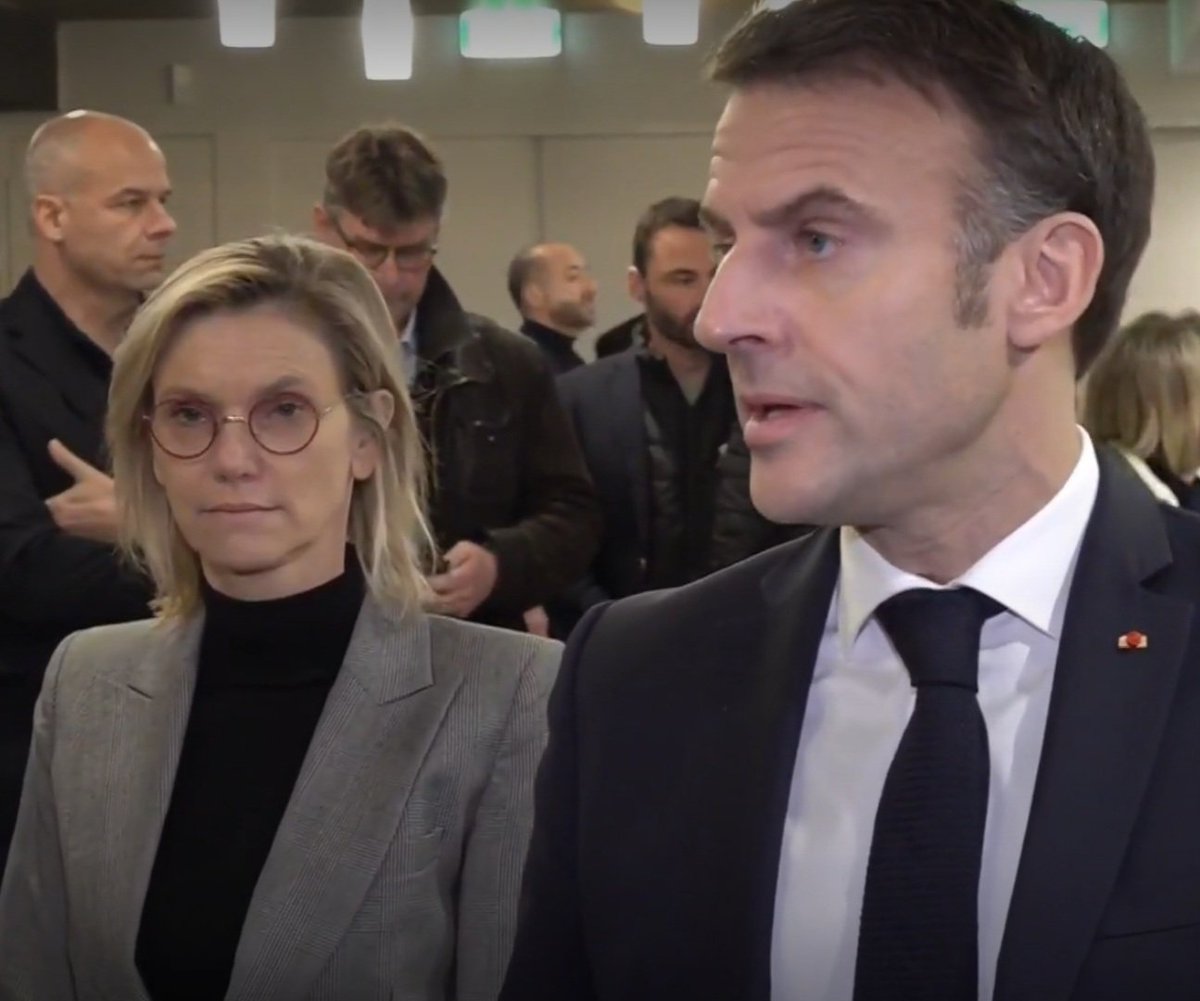 C'est qui l'épouvantail à côté du croque mort ? 🤣🤣🤣