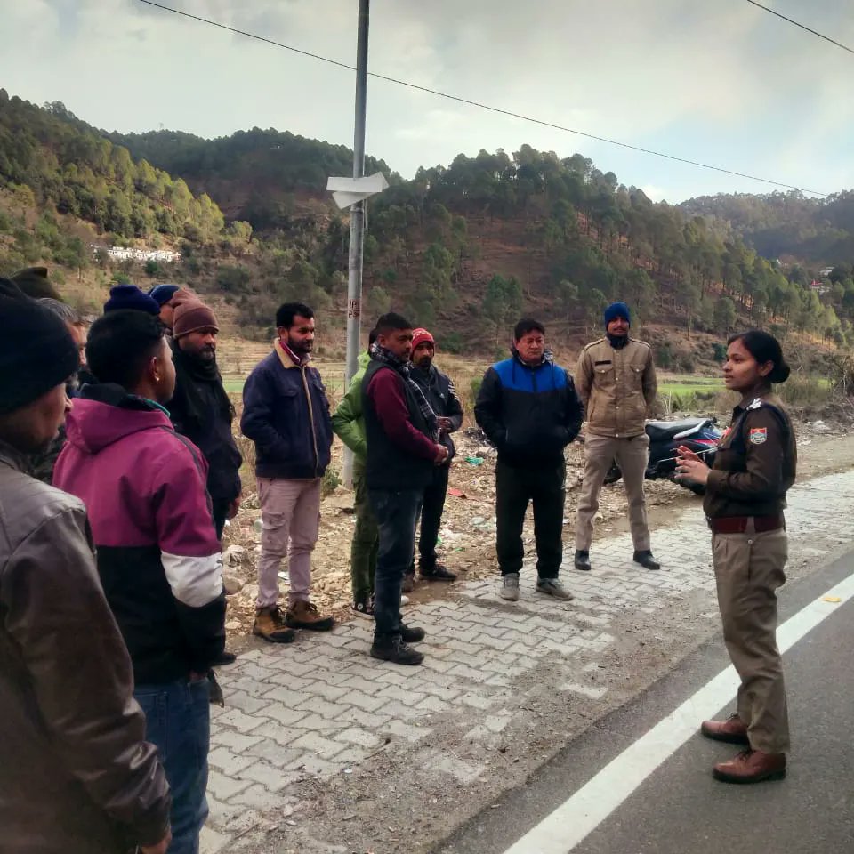 almorapolice's tweet image. 📌सोमेश्वर पुलिस ने थाना क्षेत्र चनौदा में चलाया जागरुकता अभियान
📌ग्रामीणों को साईबर ठगी, नशे के दुष्प्रभाव, सड़क सुरक्षा, किरायेदार सत्यापन, उत्तराखण्ड पुलिस एप व हेल्पलाईन नंबरो की जानकारी देकर किया जागरुक
#AwarenessProgram
#safetypurpose